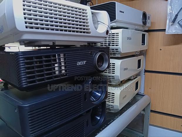 Refurbished Hd Projector – Clean, Tested Ready to Use! - main view