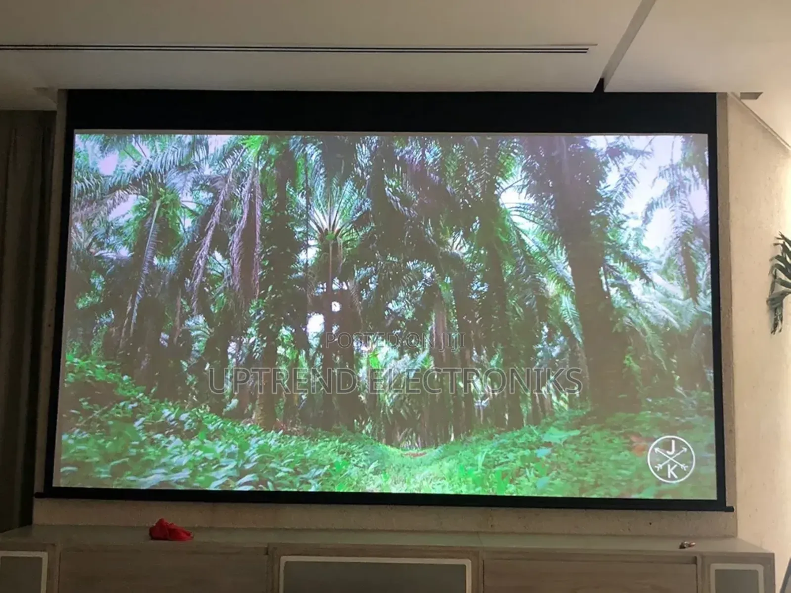 Electric 180×180 Cm Roll-Down Screen –Durable Ready for Action