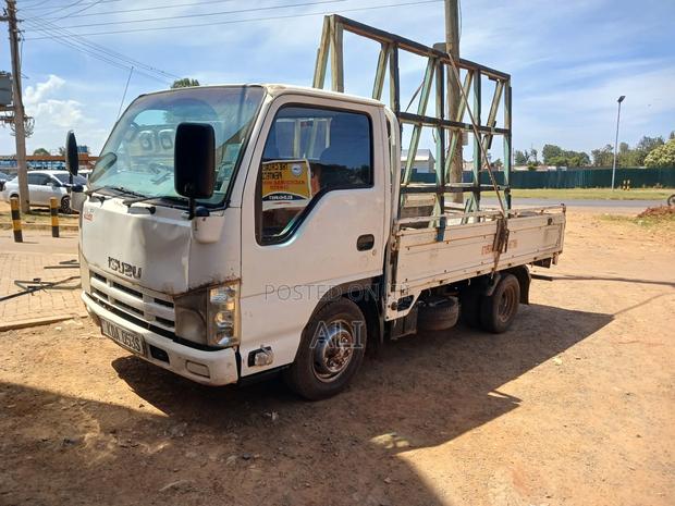 Canter Isuzu Elf - main view