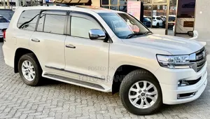 Toyota Land Cruiser 4.6 V8 ZX 2019 White