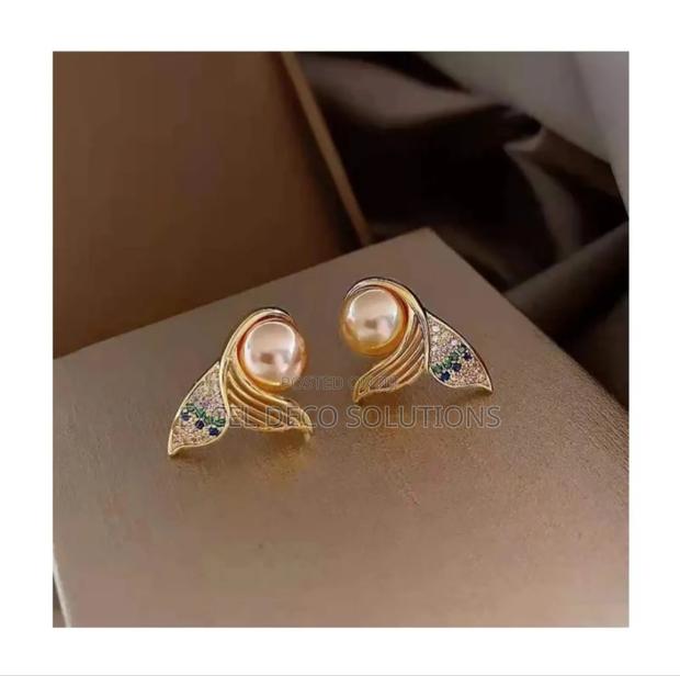 Luxury Bling Stud Earrings - thumbnail 3
