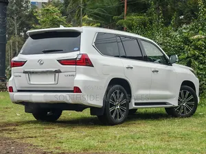 Lexus LX 570 AWD 2018 White