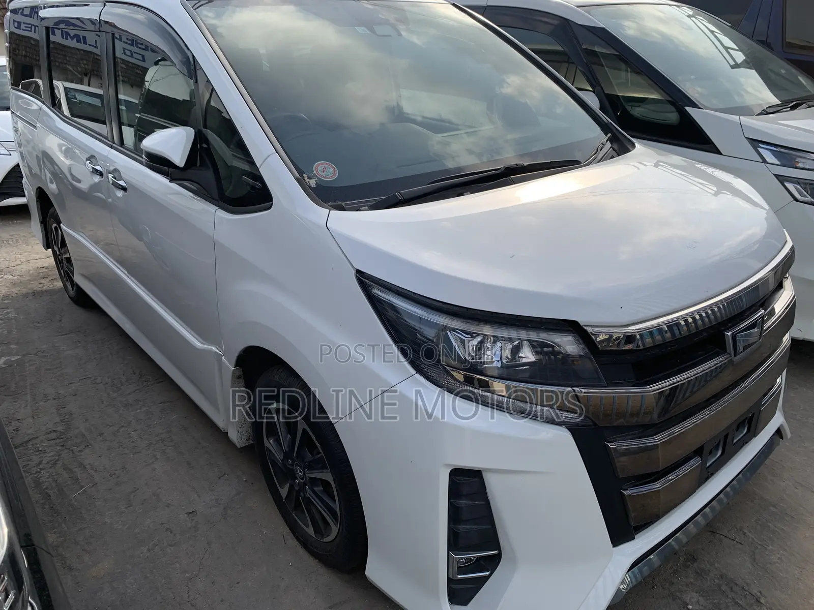 Toyota Noah 1.8 FWD Hybrid (7 seater) 2018 White