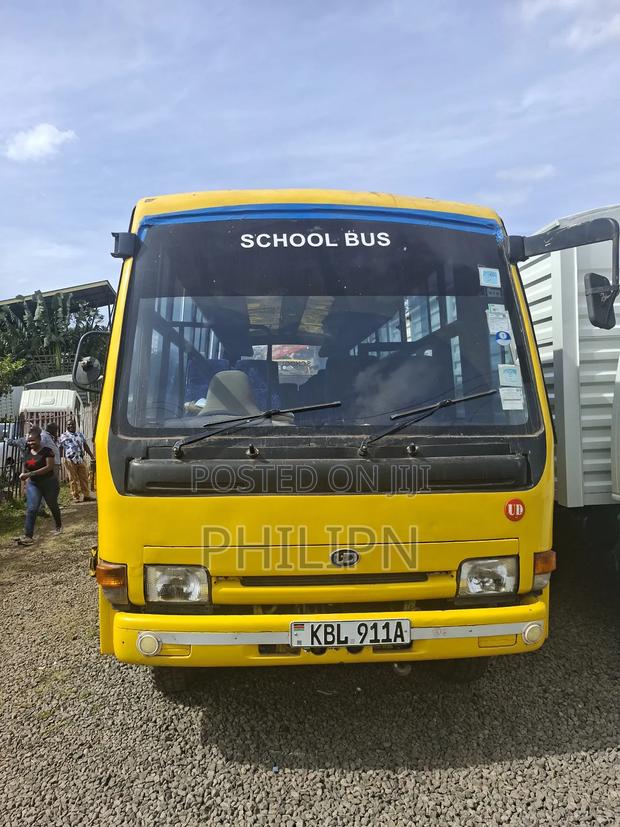 Isuzu Executive Bus 2009 Yellow - thumbnail 3