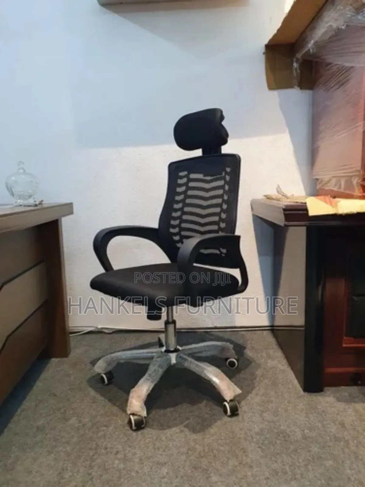 Adjustable Headrest Office Chair – Solid Build Quality