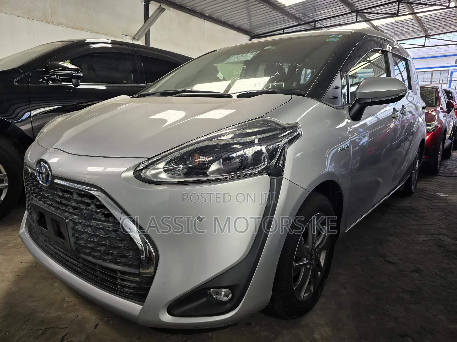 Toyota Sienta 1.5 Hybrid FWD 2019 Silver