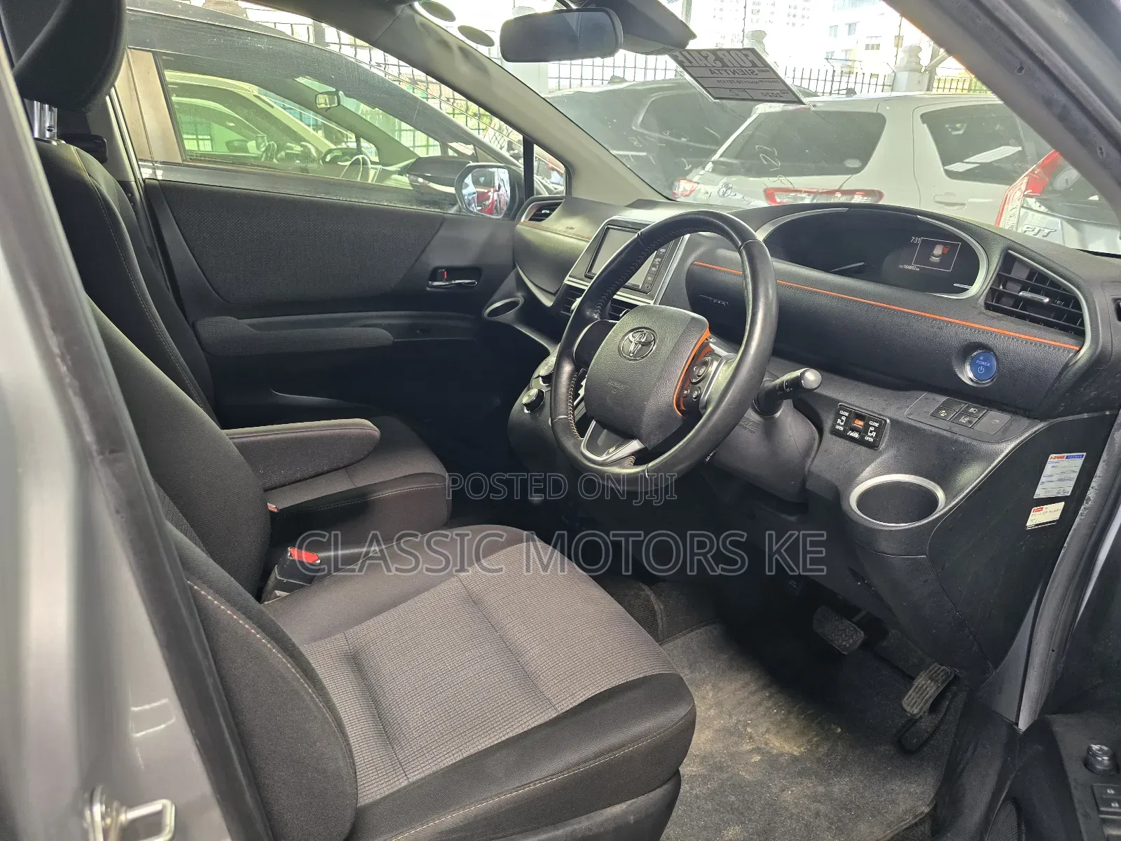 Toyota Sienta 1.5 Hybrid FWD 2019 Silver