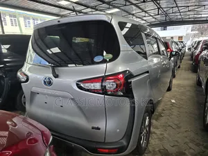 Toyota Sienta 1.5 Hybrid FWD 2019 Silver
