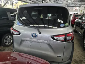 Toyota Sienta 1.5 Hybrid FWD 2019 Silver
