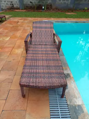 Home Bed; Sleek Rattan Reclining Daybed for Poolside Relaxation