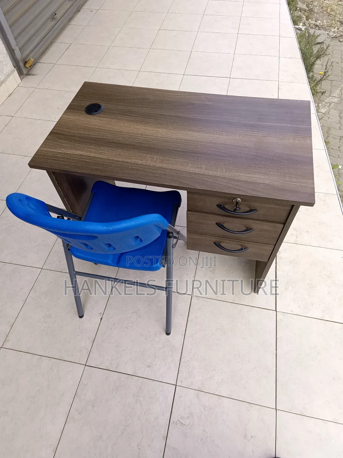 Minimalist Office Desk – Clean Look, Strong Build
