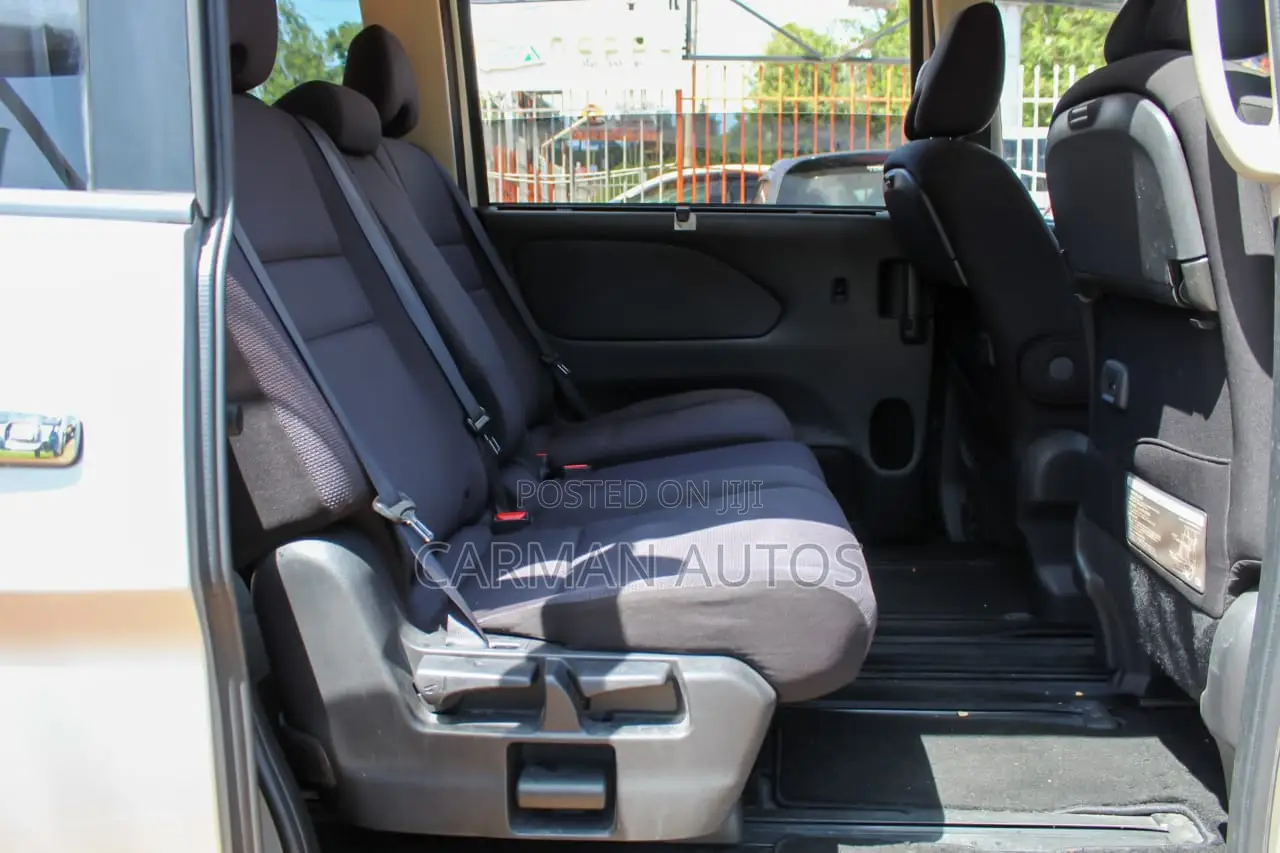 Nissan Serena 2018 Silver