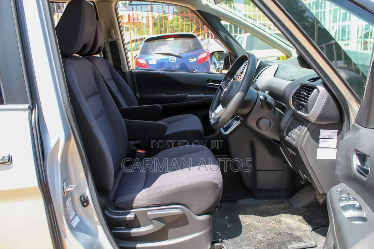 Nissan Serena 2018 Silver