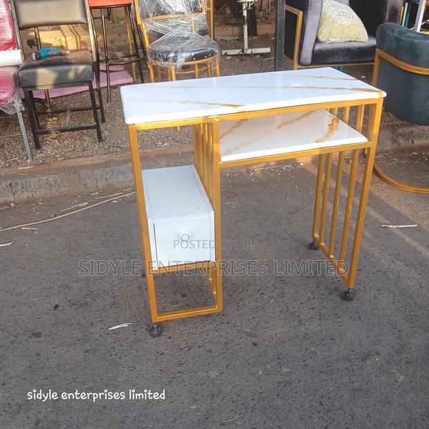 Nail Table Gold