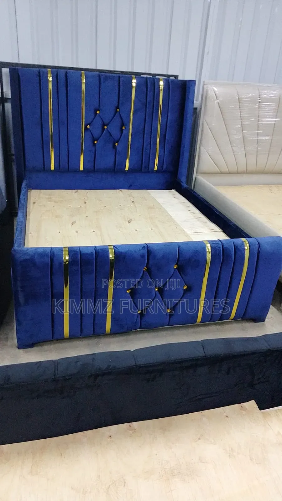Blue and Buttoned Chester Bed With Golden Ribbons