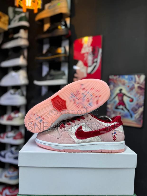 Nike Low Dunk 'Strange Love' - main view