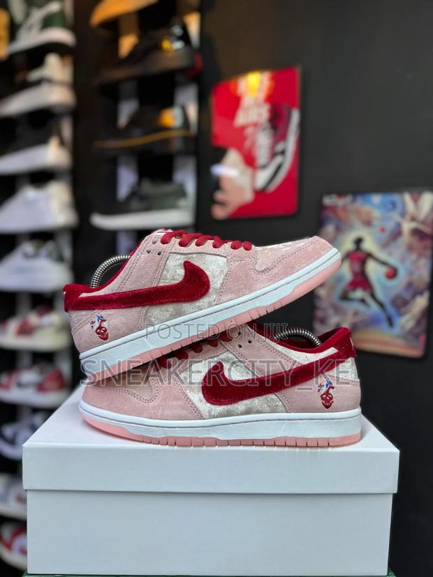 Nike Low Dunk 'Strange Love' - thumbnail 2