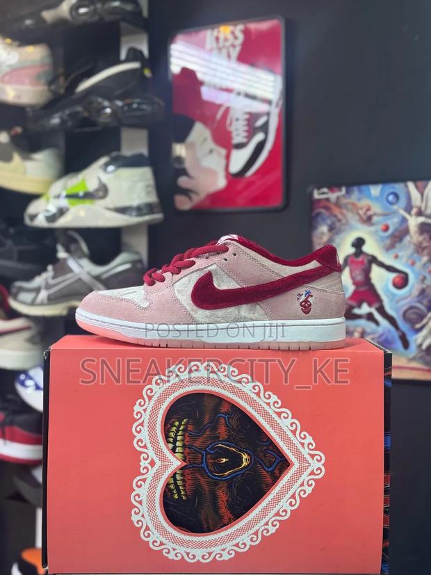 Nike Low Dunk 'Strange Love' - thumbnail 3