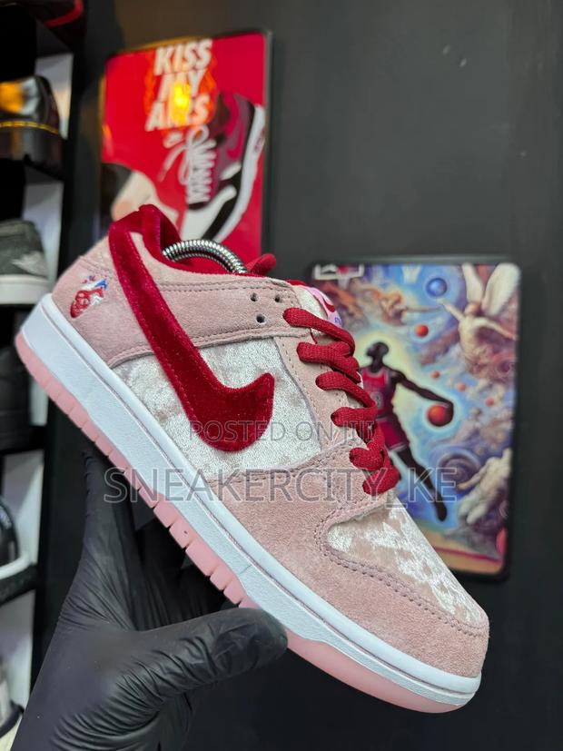 Nike Low Dunk 'Strange Love' - thumbnail 6