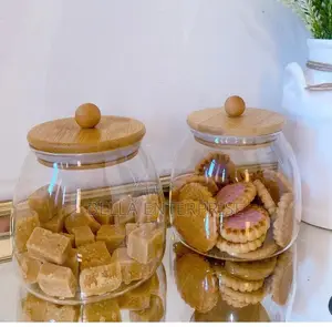Glass Jar Canisters With Airtight Bamboo Lid.
Capacity:600ml