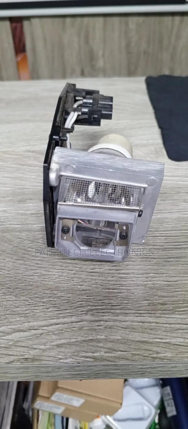 “Long-Life Projector Lamp – Low Power Consumption”