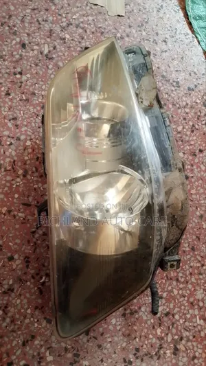 Headlight Toyota Rumion