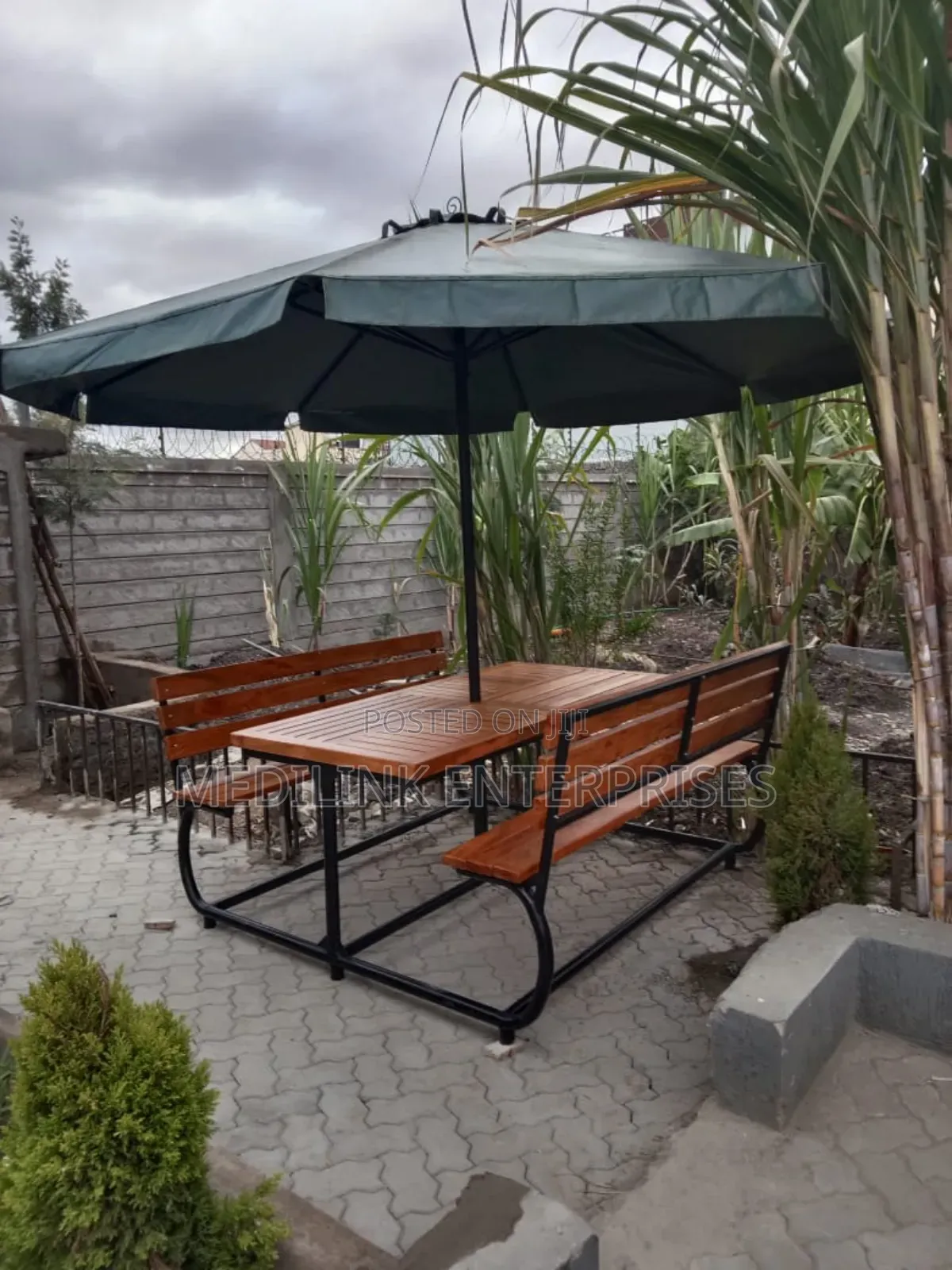 Hotels/Resort Outdoor Benches Format
