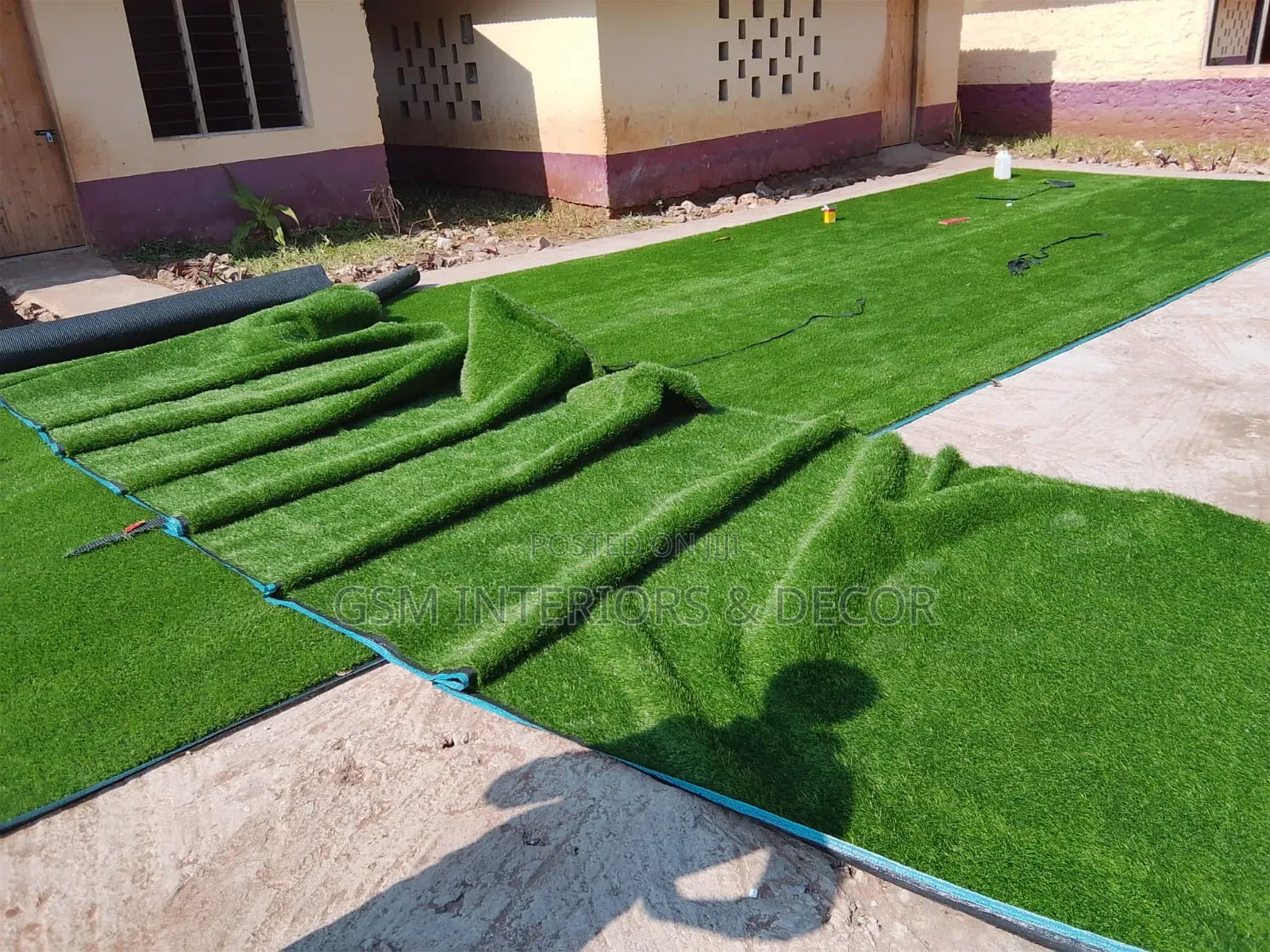 Artificial Green Grass Carpets in Curvy Folds