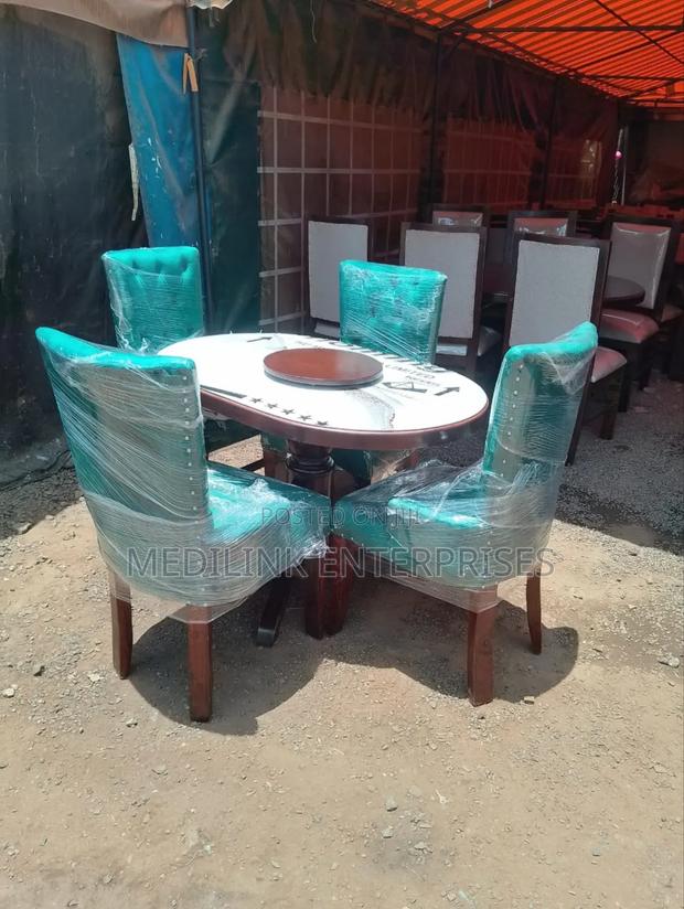 4-Seater Upholstered Oval Dinner Set (With a Revolver)