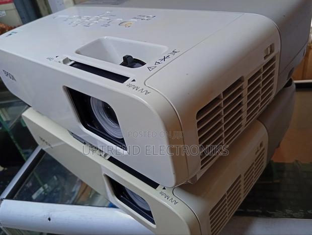 Epson Eb-84he – Big Screen Impact With Strong Sound Connectivity