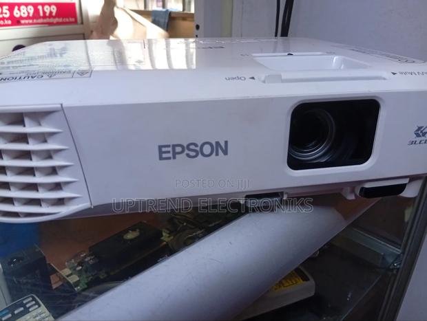 Epson Eb-S05 – Bright, Clear Designed for Everyday Professional Use - main view
