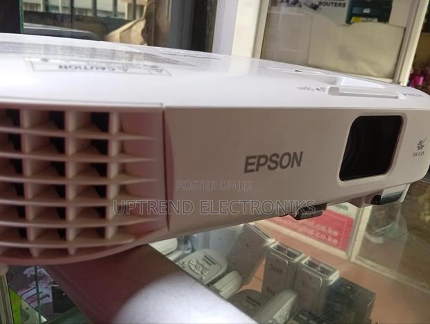 Epson Eb-S05 – High Brightness + Full Connectivity for Work or Study - main view