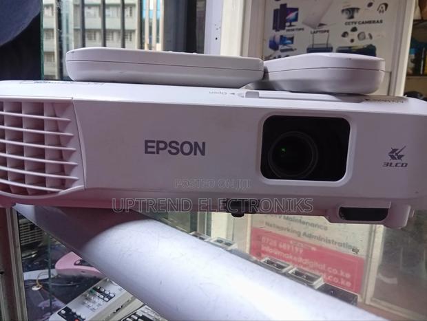 Epson Eb-S05 – Big Screen With Brilliant Colour Digital Hdmi - main view