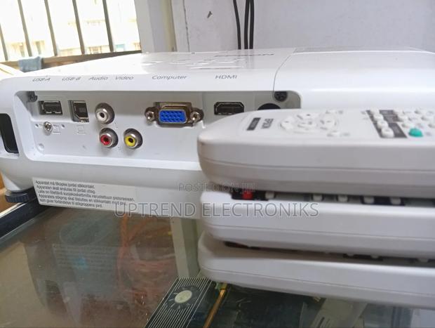 Epson Eb-S05 – Big Screen With Brilliant Colour Digital Hdmi - thumbnail 2