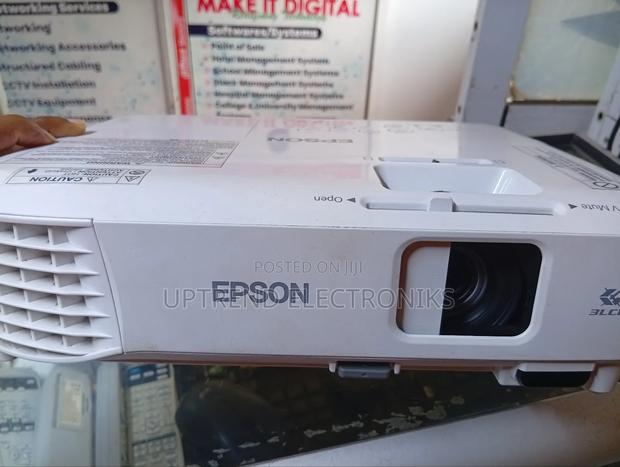 Epson Eb-S05 – Bright, Clear Effortless Projection - main view