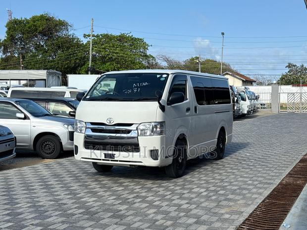 Toyota HiAce 2018 White - thumbnail 3
