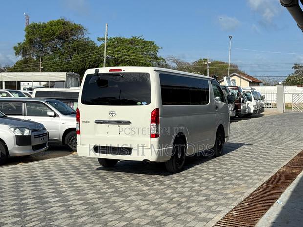 Toyota HiAce 2018 White - thumbnail 6
