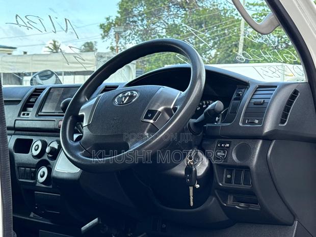 Toyota HiAce 2018 White - thumbnail 7