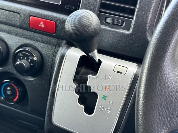 Toyota HiAce 2018 White - thumbnail 11