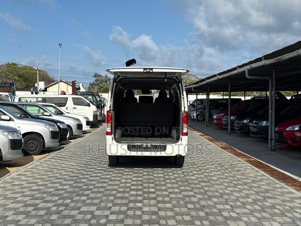 Toyota HiAce 2018 White - thumbnail 13