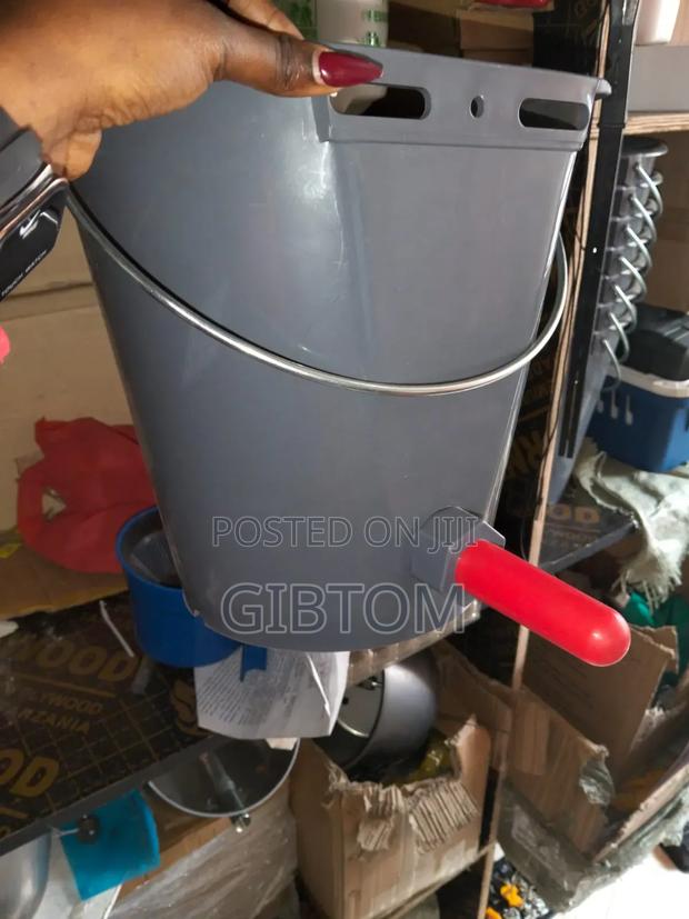 Milk Feeding Bucket for Calf With Teats