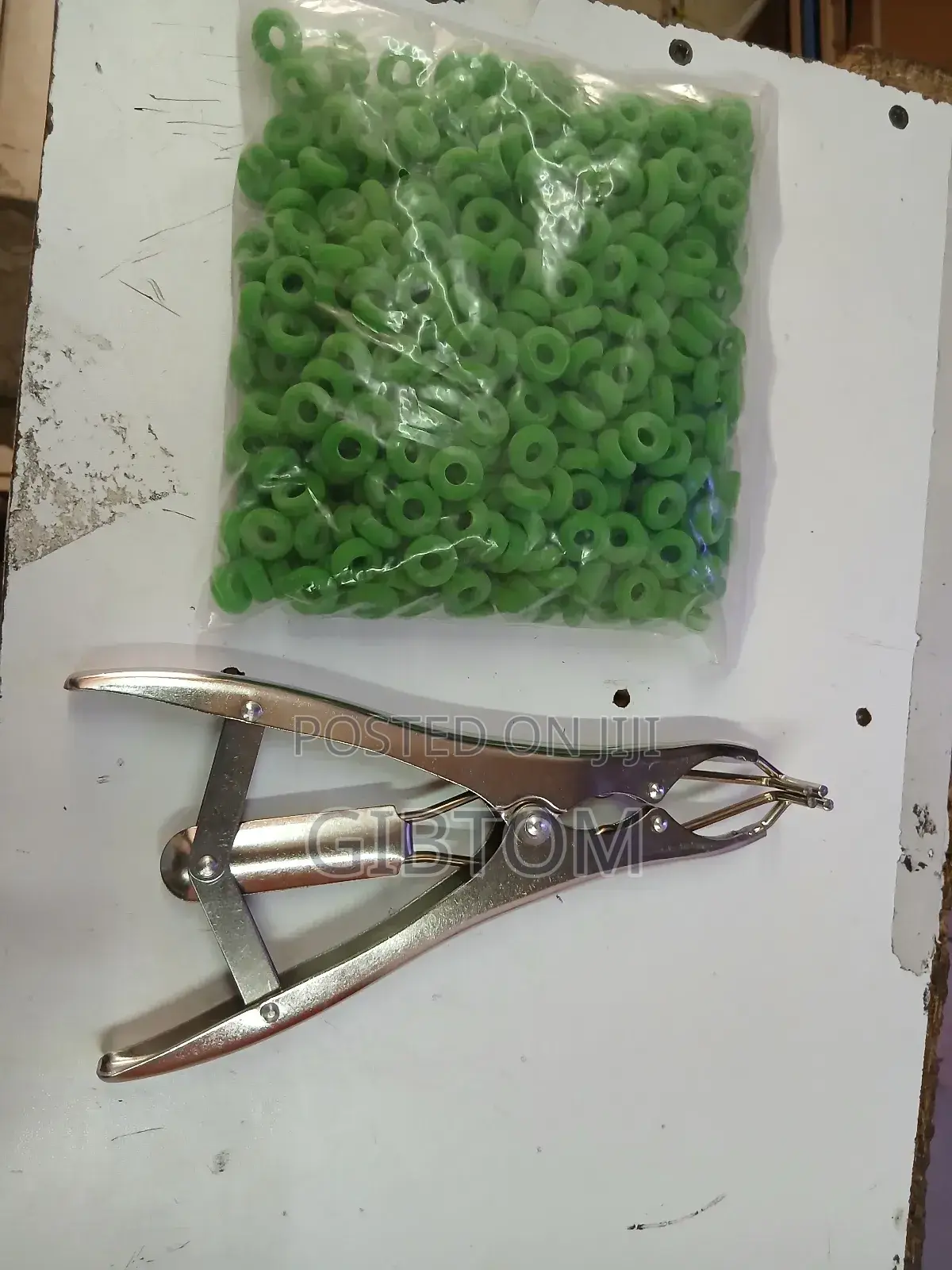 Applicator/Elastrator Pliers for Castration, Dehorning Docking
