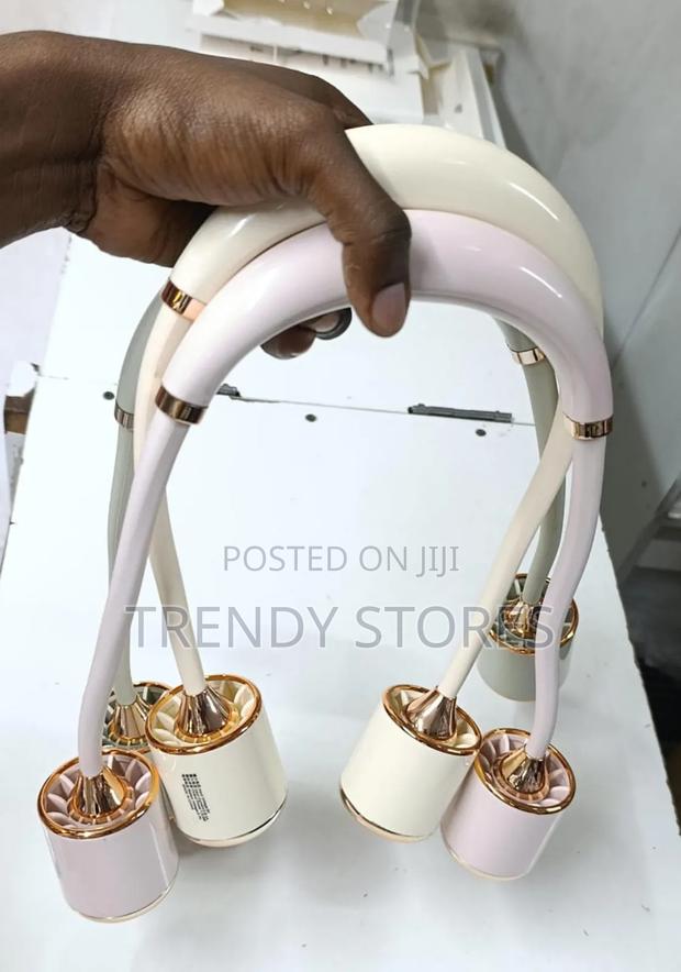 Gold Necklace Fan - main view