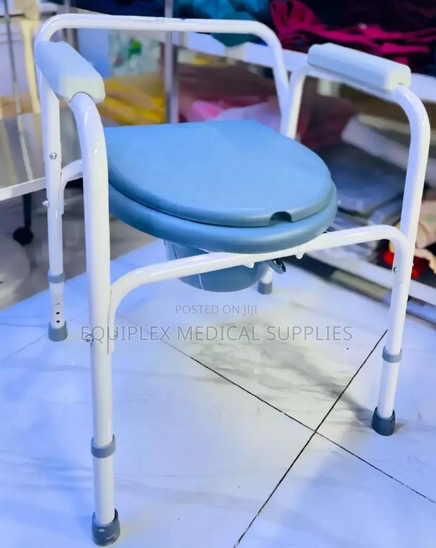New Commode Seat/Foldable Commode Chair