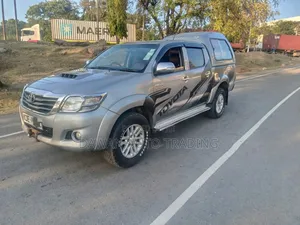 Toyota Hilux 3.0 D-4D 4x4 2015 Silver