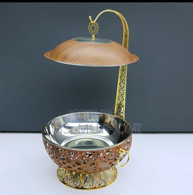 Stainless Steel Chaffing W/ Lid With a Wood-Grain Pattern Handle.