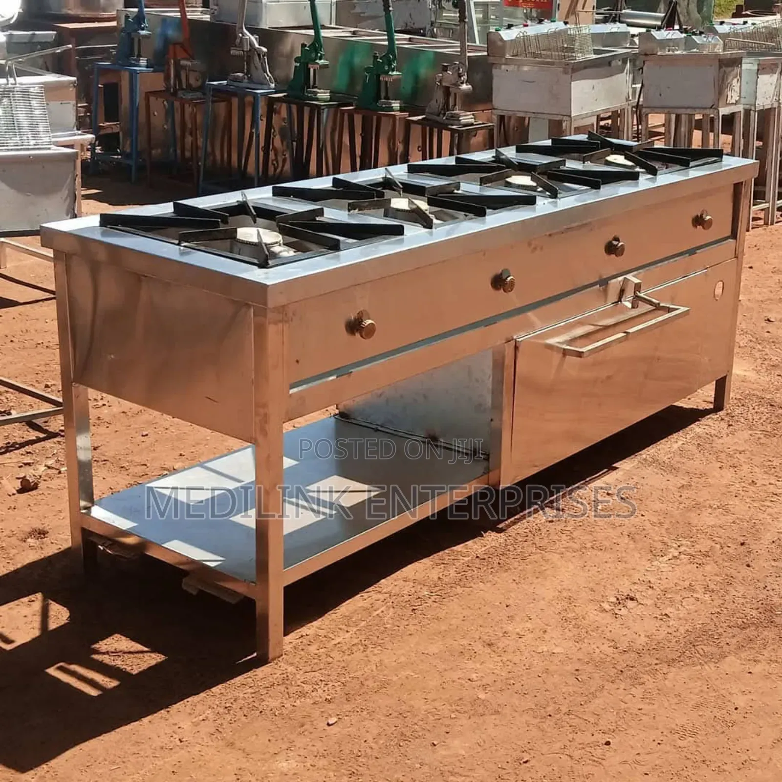 Stainless 4-Burner Cooker With an Oven