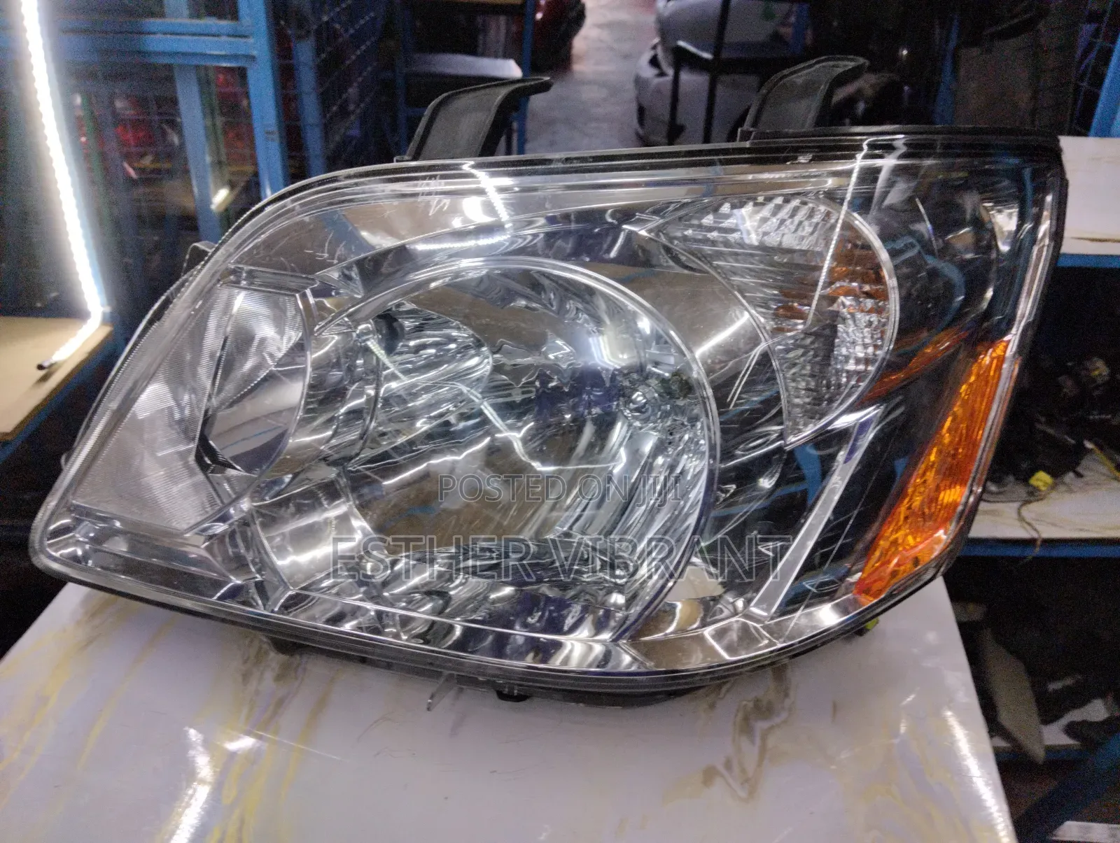 Noah 2005 Headlight