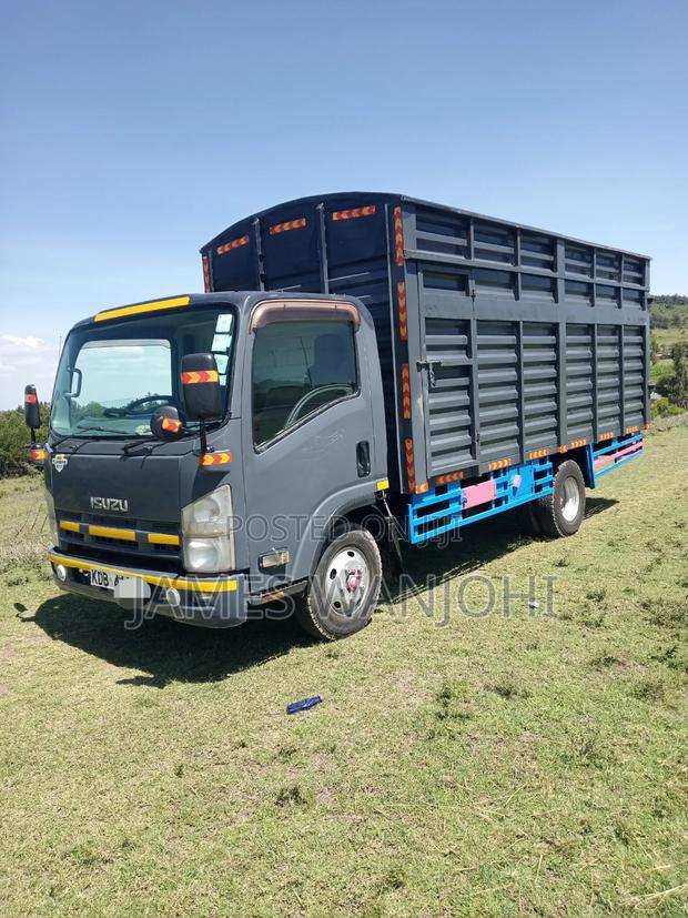 A Very Clean Isuzu Elf - thumbnail 2