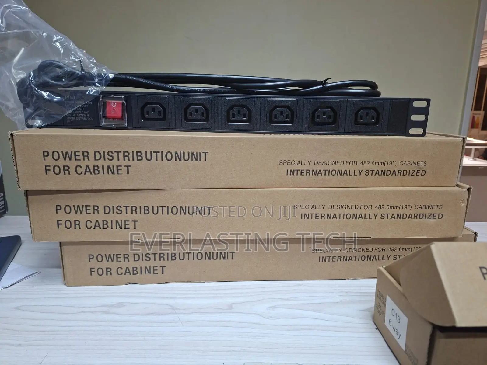 Power Distribution Unit (Pdu) C13 Sockets 6 Way